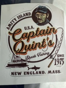 DECALCOMANIA CITAZIONE GANASCE "CAPITANO QUINT'S",! ROBERT SHAW 5,5 cm x 6 cm - Foto 1 di 2