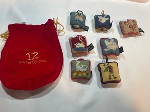 Twos Company Mini Cuscino 12 Giorni di Ornamenti Natalizi Set Parziale, TLC Necessario - Foto 1 di 5