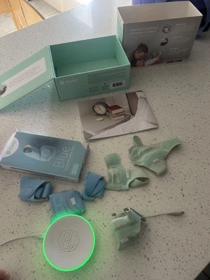 Dispositivo inteligente de monitoreo del sueño Owlet Dream Sock 2 para bebés Foto 1 de 4