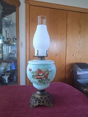 Lámpara de mesa de aceite de porcelana y latón Queen Ann Lo que el viento se llevó pintada a mano Foto 1 de 4