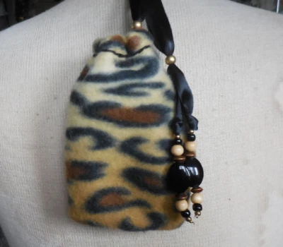 Двусторонний тигровый полосатый флисовый черный ультразвуковой мешочек на шнурке из искусственной кожи  - Изображение 1 из 4