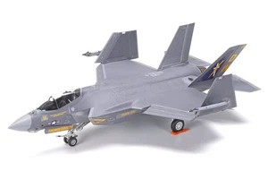 Tamiya 60794 1/72 Scale Model Aircraft Kit Lockheed Martin F-35C Lightning II - Picture 1 of 4
