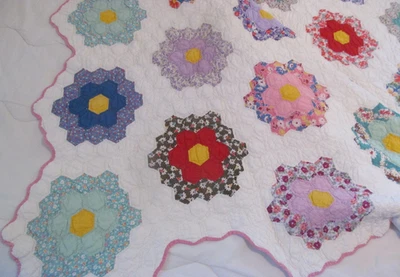 Charming~Vintage 1930s GRANDMOTHERS FLOWER GARDEN Handmade Quilt 64x84 - Image 1 of 4