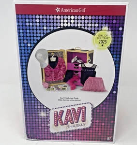 Baúl y accesorios American Girl Kavi Sharma Backstage nuevo en caja Goty 2023 - Imagen 1 de 6