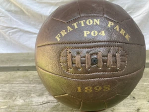 Portsmouth Leder Style Display Football FRATTON PARK PO4 1898. Vatertag. - Bild 1 von 2