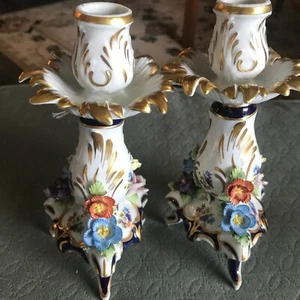 COPPIA portacandele in porcellana marcati tedeschi SITZENDORF decoro floreale 7,5" 3 gambe - Foto 1 di 5