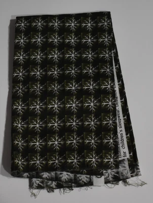 HOMESTEAD FLAKES leslie beck DAISY KINGDOM cotton GREEN WHITE   1/2 yard  X 42" - Image 1 of 3