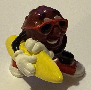 Figura de PVC Calrab Applause California Raisin 1988 con tabla de surf - Imagen 1 de 3