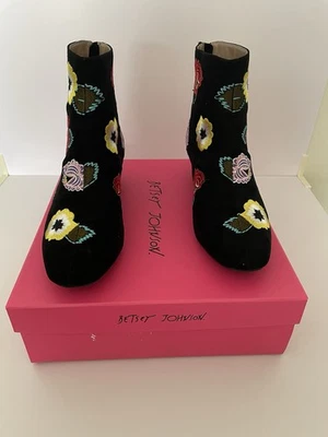 Betsey Johnson Twiggy 靴子女式 7 黑色多刺绣花卉天鹅绒 — 第 1/4 张图片
