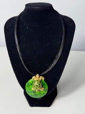 Hermoso Collar Colgante Chicos Mosaico Verde Tono Dorado Tortuga sobre Almohadilla de Lirio Foto 1 de 4