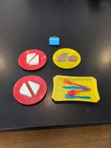 Lote de accesorios vintage de Barbie (bandejas de comida, cubiertos y monedero/bolso de mano azul - Imagen 1 de 5