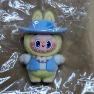 Mini Labbu gelb mit blauer Mütze - Bild 1 von 7