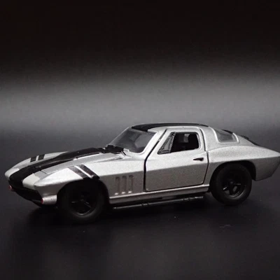 1966 66 CHEVY CHEVROLET CORVETTE 427 PLATA DIORAMA MODELO A ESCALA 1:64 DIECAST - Imagen 1 de 4