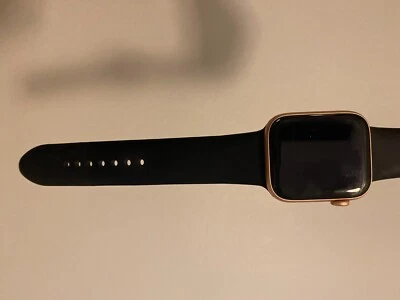 Apple Watch SE 44 mm marco de oro rosa y correa negra Foto 1 de 3