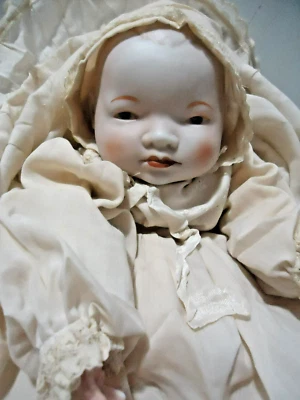 Muñeca bebé de colección muñeca Bye Lo, ojos de cristal, placa de pecho bisque de 14", cuerpo de tela, vestido original Foto 1 de 4