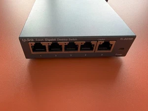 TP-LINK TL-SG1005P 5-Port Desktop Switch - Gently preowned, perfectly working - Picture 1 of 6