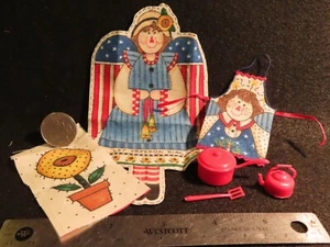 Apron Country Angel USA Kitchen Red Pots Sunflower 1:12 Miniature Creative 2050 - Picture 1 of 3