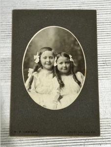 Tarjeta de gabinete de Chicago fotografía hermanas vestidos blancos lazos c1900 Cook County IL - Imagen 1 de 4