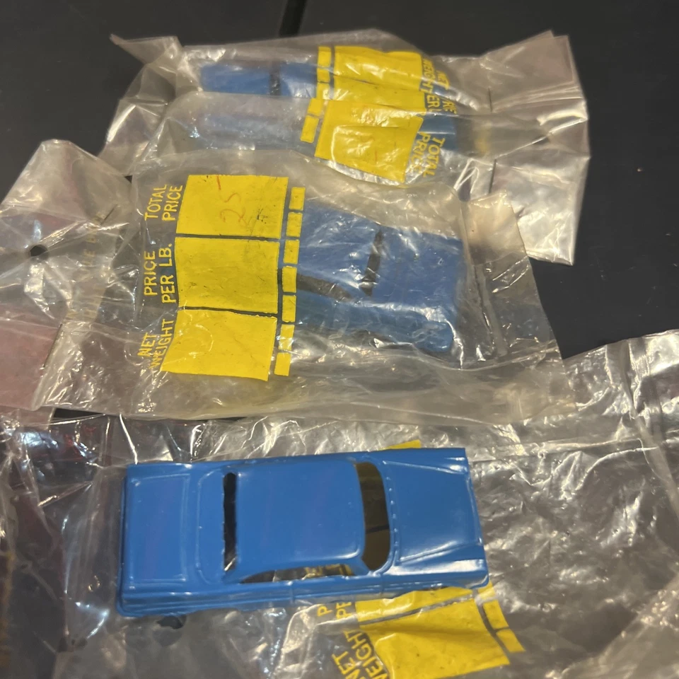 Three Tootsietoy 1957 Plymouths muy buen estado. Excelente juguete Tootsie Foto 1 de 4