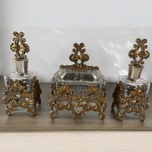 3-teiliges Vintage Ormolu Waschtisch Set Parfüm Flaschen & Puderglas Hollywood Regency - Bild 1 von 24