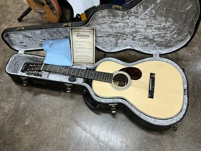 Guitarra acústica Eastman E20P Parlor toda madeira maciça excelente com estojo e estojo doces - Imagem 1 de 4