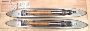 Lote de 2 lanzaderas antiguas vintage de tejido con bobinas madera latón acero grandes - Imagen 1 de 11