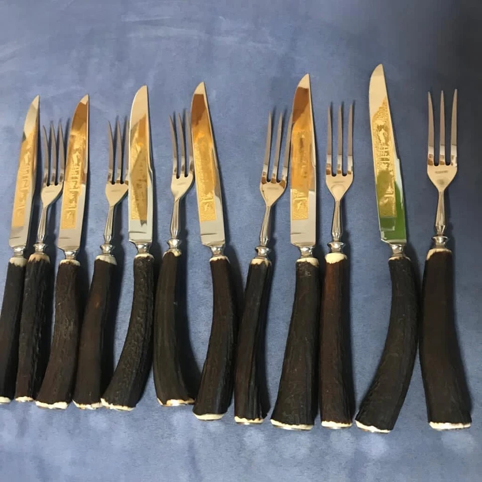 Steakbesteck & Tranchierset aus Hirschorn& Goldener Gravur. Von Signal Solingen. - Bild 1 von 3