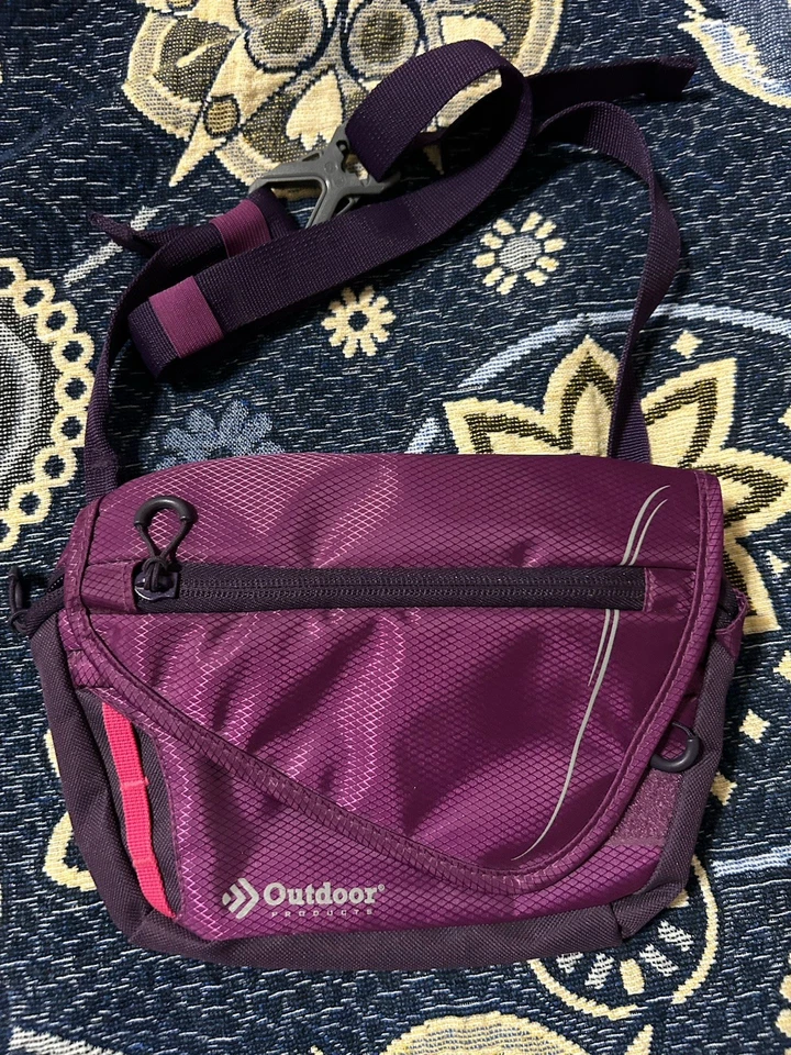 Bolsa de viagem tiracolo de ombro de ameixa roxa Outdoor Products - Imagem 1 de 4