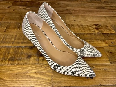 Zapatos de salón clásicos a rayas blancas y negras Calvin Klein para mujer Foto 1 de 4