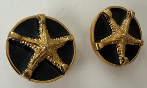 Vintage ST. JOHN Signed 1980s Earrings Clip-On STARFISH Black Enamel Gold Tone - Picture 1 of 13