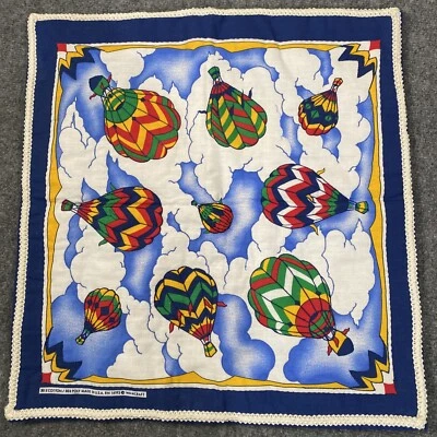 Almohada vintage Wamcraft simulada globos de aire caliente bordados hechos a mano cuadrados azules Foto 1 de 4