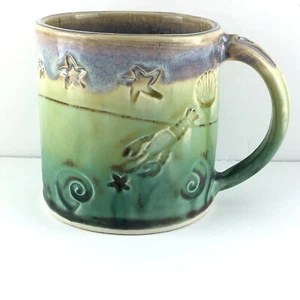 Studio Kunst Keramik Becher erhaben & beeindruckt Muschel Krabbe Hummer Stern meergrün   - Bild 1 von 6