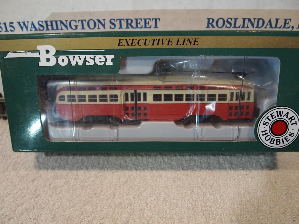 BOWSER  H.O. PITTSBURGH PA.  No.1600  PCC TROLLEY ORANGE & CREME  DC POWERED - Image 1 of 2