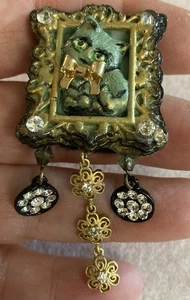 Artisan Kitty Cat Picture Frame Brooch Pin wDangle Charms ADORABLE 2” Green Eyes - Picture 1 of 4