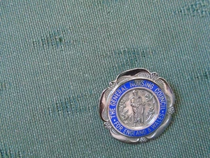 1970 GENERAL NURSING COUNCIL FOR ENGLAND & WALES ENAMEL BADGE - SRN - V A LAY - Bild 1 von 3