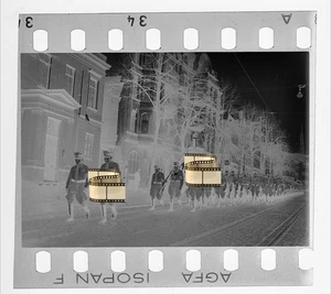Original Negativ 4x3,5cm - Lübeck Schleswig-Holstein - Soldaten Straßenansicht - Bild 1 von 1