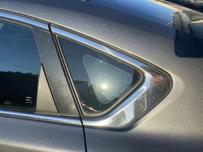 Cuarto de cristal izquierdo usado se adapta a: Nissan Altima SDN 2017 grado A izquierdo Foto 1 de 4