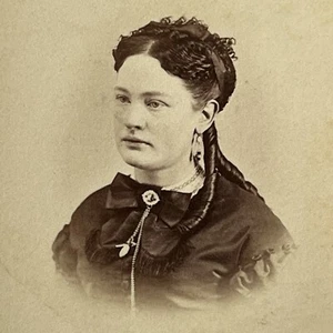 Antigua fotografía CDV hermosa mujer joven de moda rizos agua fría MI - Imagen 1 de 8