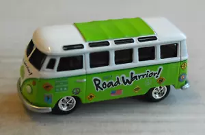 Johnny Lightning VW Volkswagen Bus T1 Samba verde/bianco Road Warrior furgone d'epoca - Foto 1 di 4