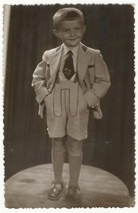 NIÑO BIEN VESTIDO CON UNA SONRISA CONTAGIOSA - Imagen 1 de 2