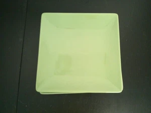 Lote de 2 platos cuadrados verdes aguacate West Elm 7,75" - Imagen 1 de 4