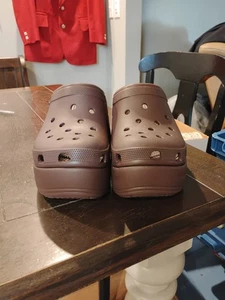 Zueco Sirena Crocs Mocha 208547-2ZH Mocha Borgoña Marrón Unisex M9 W11 Usado en Excelente Condición - Imagen 1 de 6