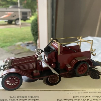 Camión de bomberos Conrad American LaFrance Pearl River de colección T11  Foto 1 de 4