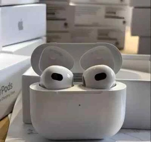 NEW SEALED APPLE 3RD GEN WITH MAGSAFE CHARGING CASE HEADPHONES - MME73AM/A - Picture 1 of 6