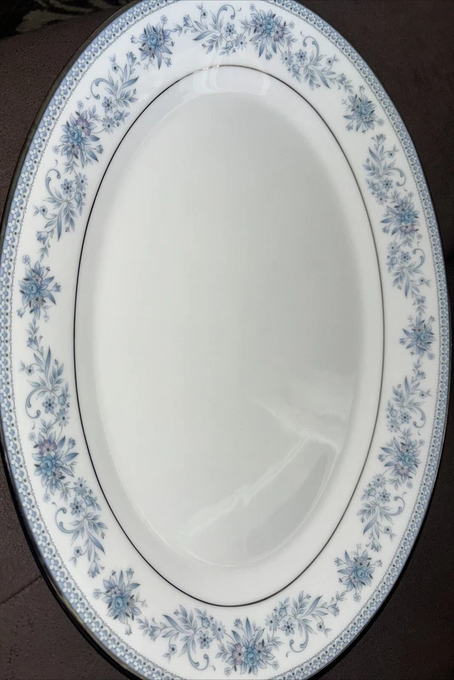 Plato para servir ovalado Noritake Blue Hill 14" L 10" W borde de platino de porcelana fina de colección Foto 1 de 4