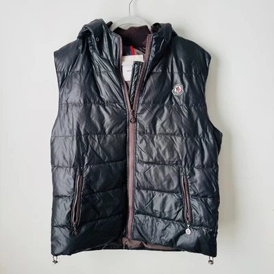 Moncler Bady Pluma Abajo Cremallera Completa Negro Chaleco Talla 3 M/L Con Capucha Cremallera Bolsillos Dibujar Foto 1 de 4