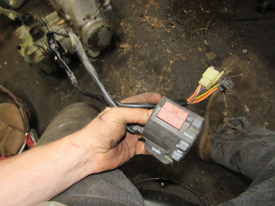 1986 suzuki gv1400 cavalcade right switch on off start - Image 1 of 1