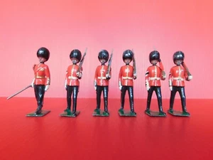 BRITAINS PLOMB CREUX : BEL ENSEMBLE DE 6 GARDES DE LA REINE D'ANGLETERRE - Picture 1 of 6