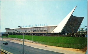 General Motors Pavilion at NYC Worlds Fair Postcard PC424 - Picture 1 of 2