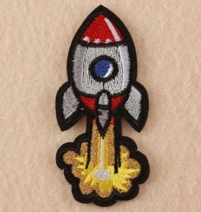 ÉCUSSON PATCH APPLIQUE thermocollante ** 3,5 x 8 cm ** FUSÉE FEU Gris Rouge - Picture 1 of 1